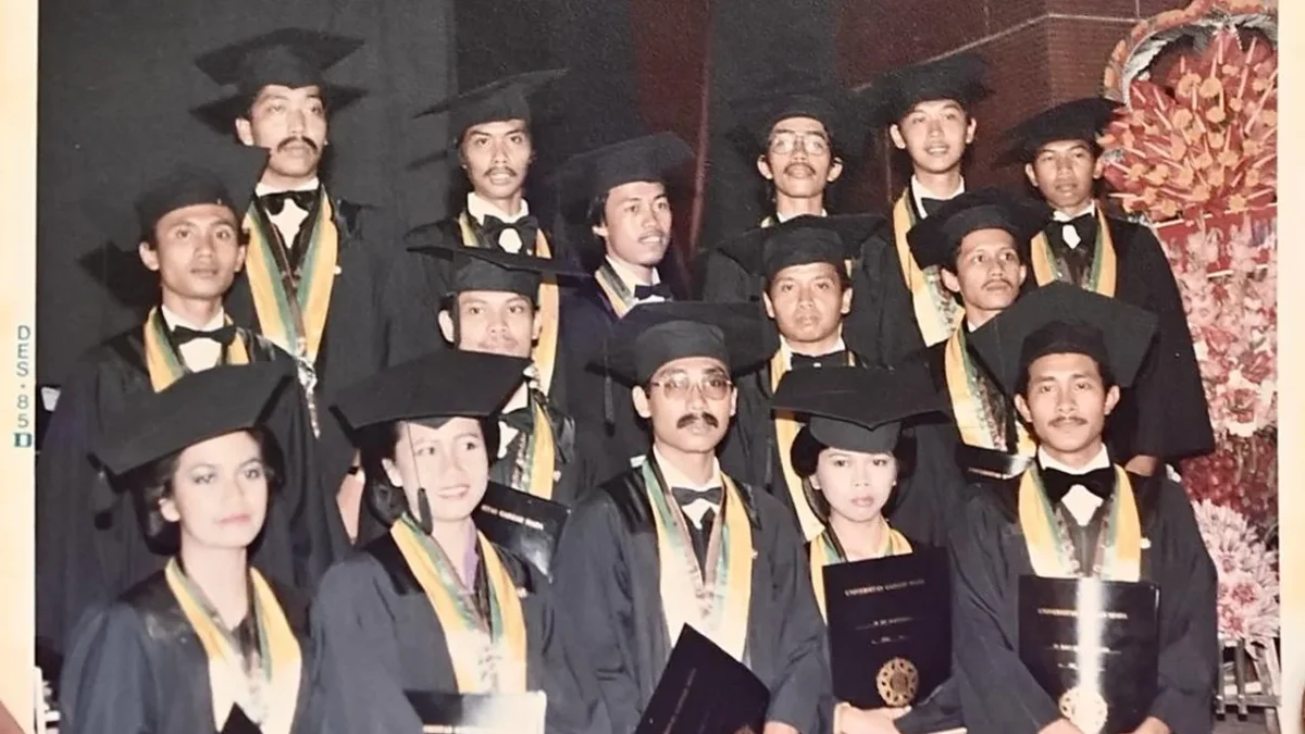 Foto Joko Widodo (berdiri di belakang, tiga dari kanan) saat mengikuti wisuda.(IST)