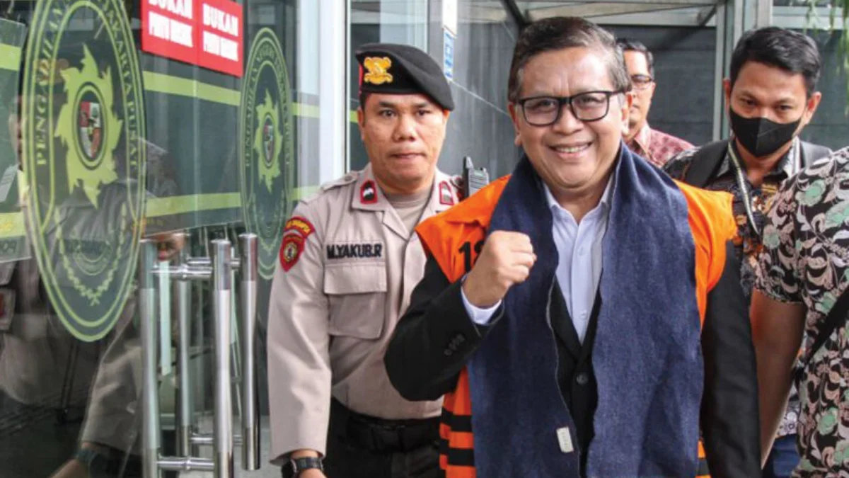 S ekjen DPP PDI Perjuangan Hasto Kristiyanto (kedua kanan) berjalan setibanya untuk menjalani sidan