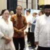 Momen Ketua Umum NasDem Surya Paloh, Ketua DPP PDIP Puan Maharani, dan Presiden ke-7 Joko Widodo jalan bersama