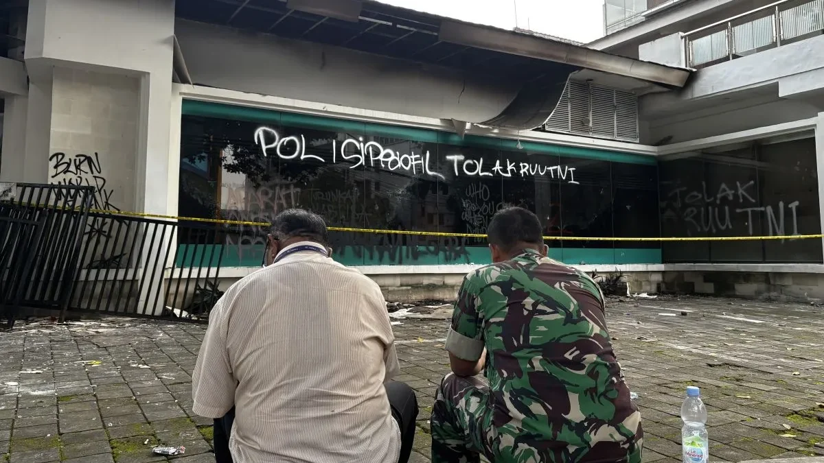 Situasi bangunan milik Hana Bank yang terbakar di Kota Bandung, Jawa Barat, Sabtu (22/3/2025). (ANTARA/Rubby J