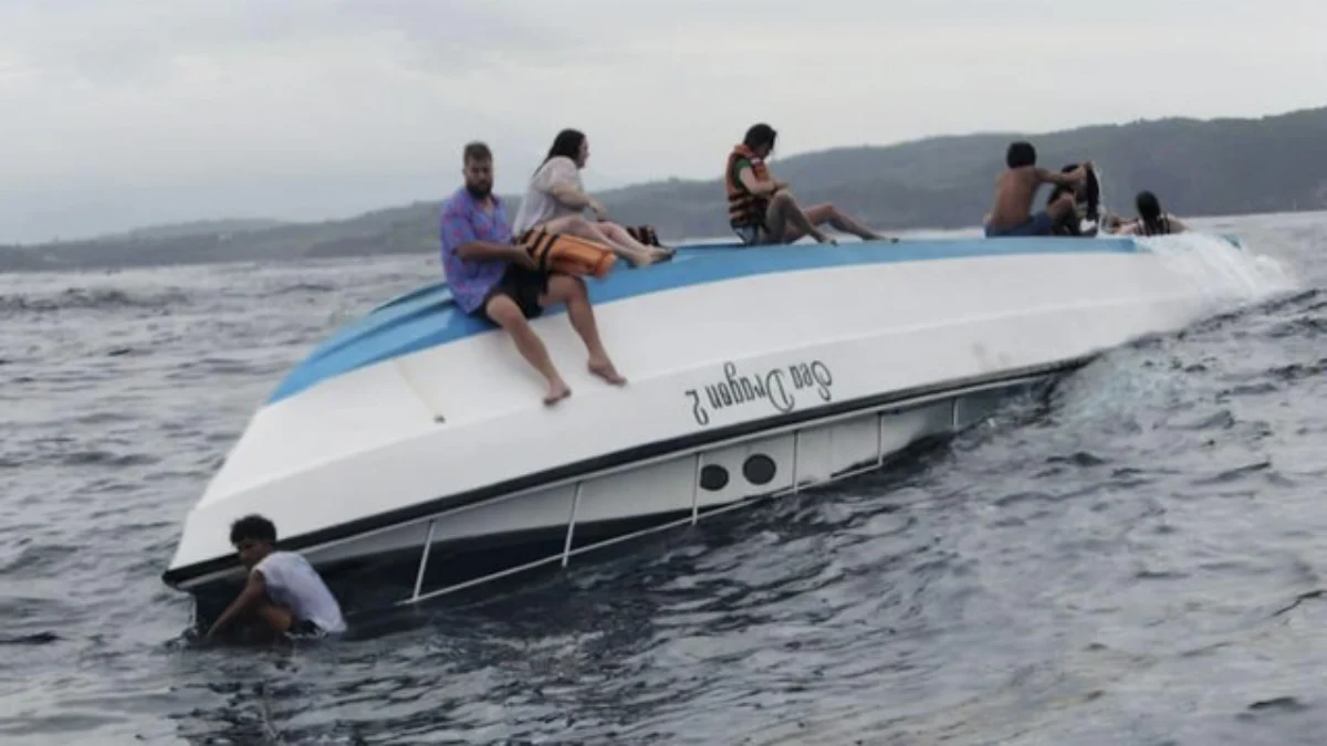 Suasana insiden kapal snorkleing terbalik di Perairan Klingking Point, Kecamatan Nusa Penida, Kabupaten klung