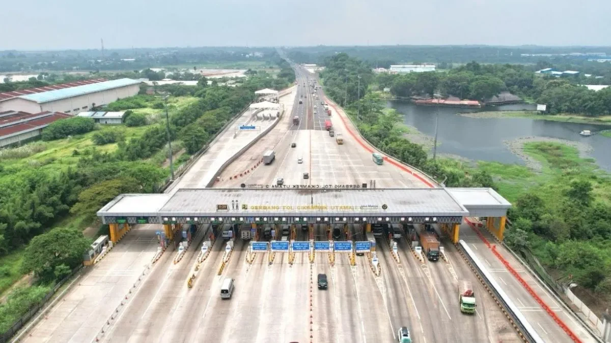 Suasana arus lalu lintas di Gerbang Tol Cikampek Utama. (Dok: Jasa Marga)