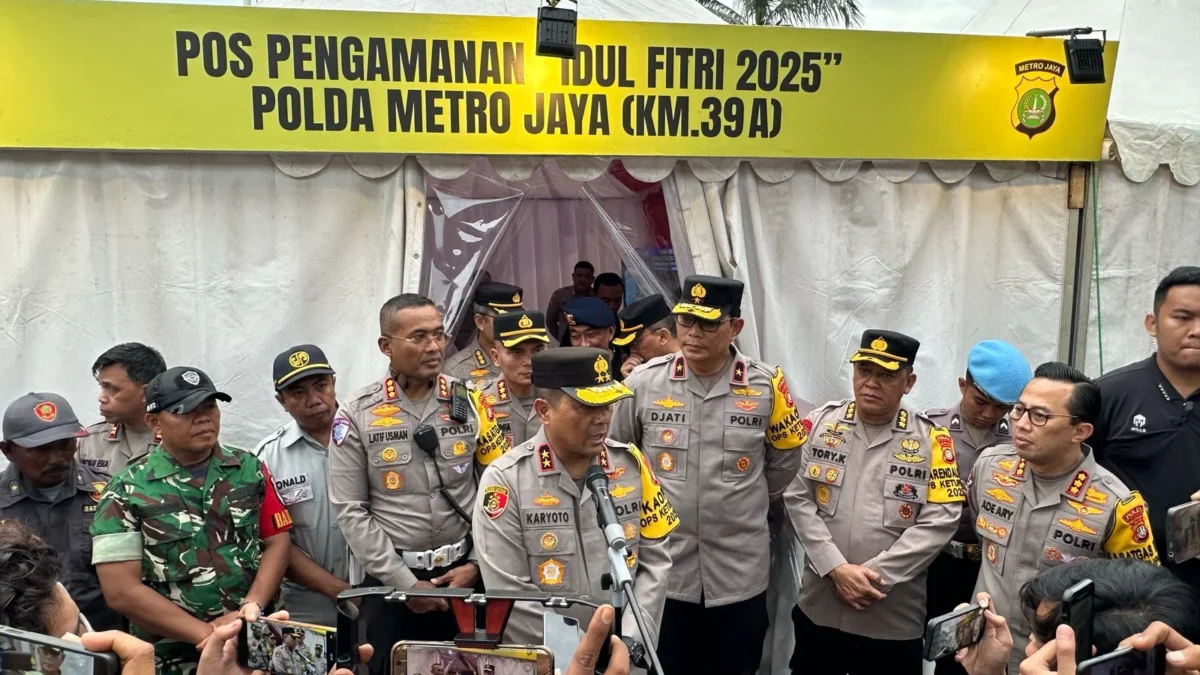 Kapolda Metro Jaya, Irjen Pol Karyoto, meninjau kesiapan posko pengamanan mudik di Rest Area KM 39A Tol Jakart