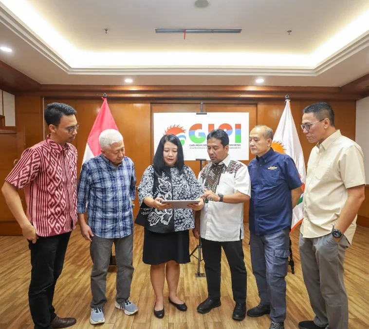 Sekretaris Jenderal Perhimpunan Hotel dan Restoran Indonesia (PHRI) Maulana Yusran (dari kanan), Sekretaris Je