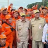 Gubernur dan Wakil Gubernur DKI Jakarta Pramono Anung dan Rano Karno bersama pasukan oranye. (IST)