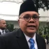 Anggota DPR 2014-2024 dari Fraksi PDIP Junimart Girsang tiba di Istana Kepresidenan, Jakarta, Senin (24/3/2025