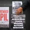 Seorang pengunjuk rasa memasang poster bertuliskan “Supremasi sipil” (kiri) dan “Demokrasi tanpa bayang-bayang