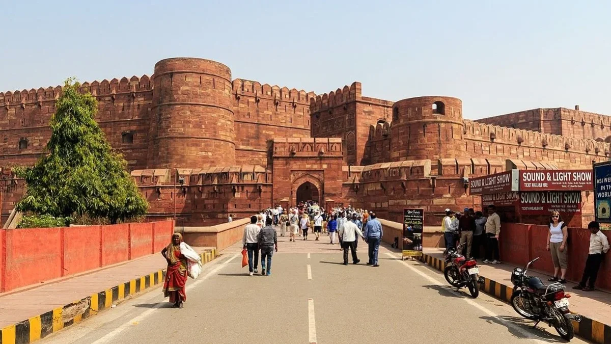 Benteng Agra atau Agra Fort terbentang seluas 94 hektar, terletak sejajar dengan Sungai Yamuna dan 2 kilometer