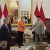 Presiden RI Prabowo Subianto berjabat tangan dengan eks Presiden Brasil Dilma Rousseff di Istana Merdeka, Jaka