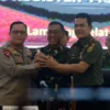 Kapolda Lampung Irjen Pol Helmy Santika (kiri) melakukan salam komando bersama Wakil sementara Danpuspomad May