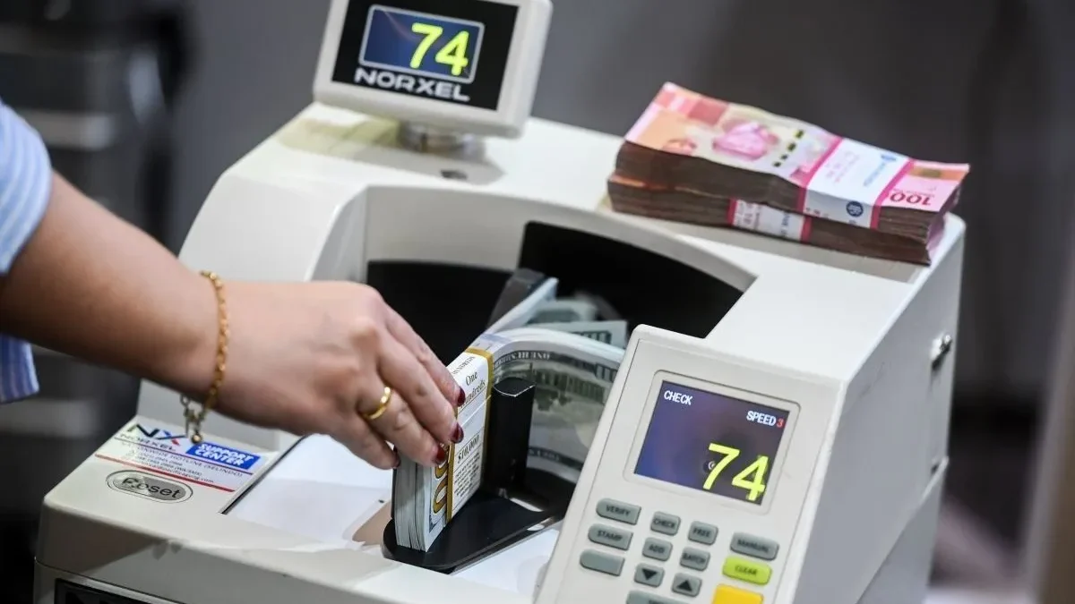 Petugas menghitung uang pecahan dolar AS di Bank Mandiri, Jakarta (ANTARA FOTO/Rivan Awal)