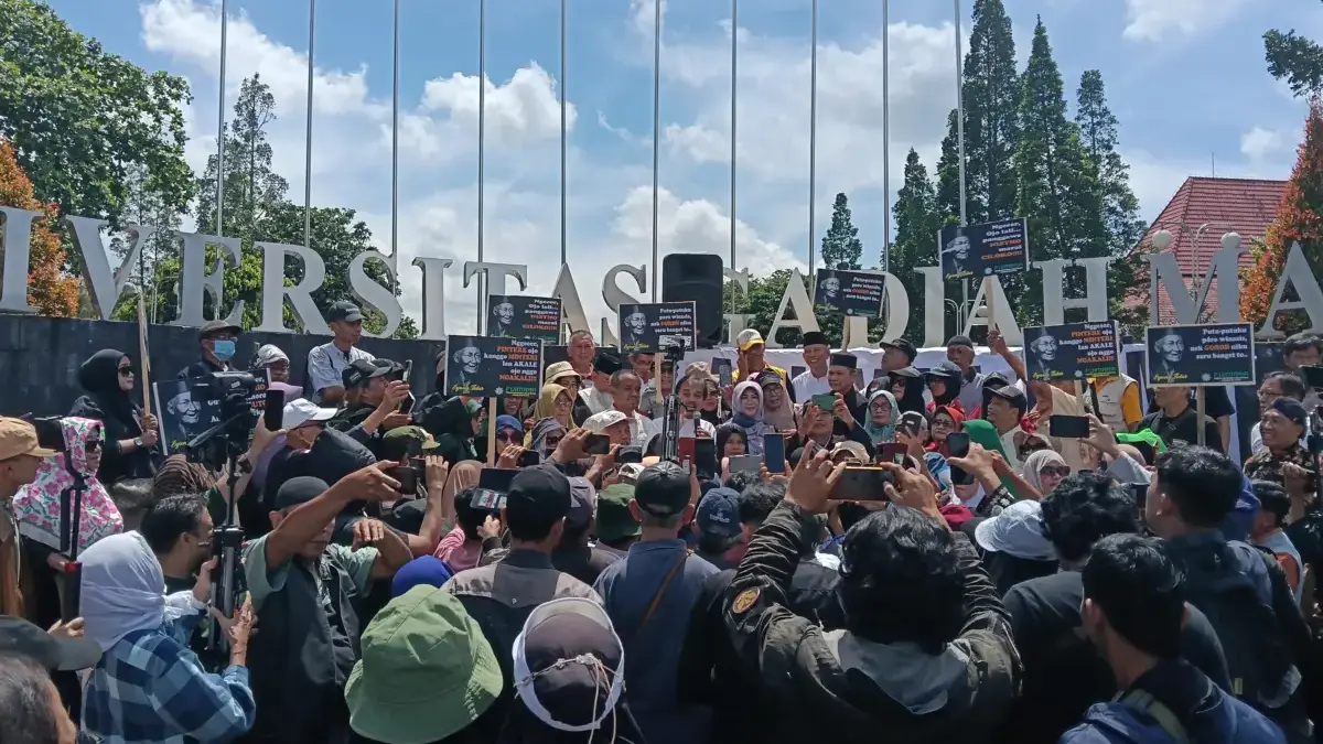 Aksi Geruduk UGM meminta klarifikasi mengenai dugaan ijazah Jokowi, Senin (15/4).