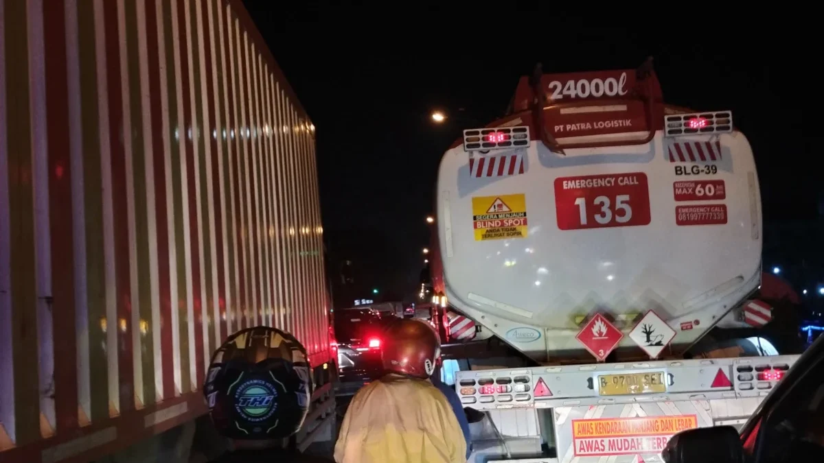 Arus balik Lebaran di Jalur Pantura Cirebon terpantau macet parah pada Jumat (4/4) malam. (Eza)