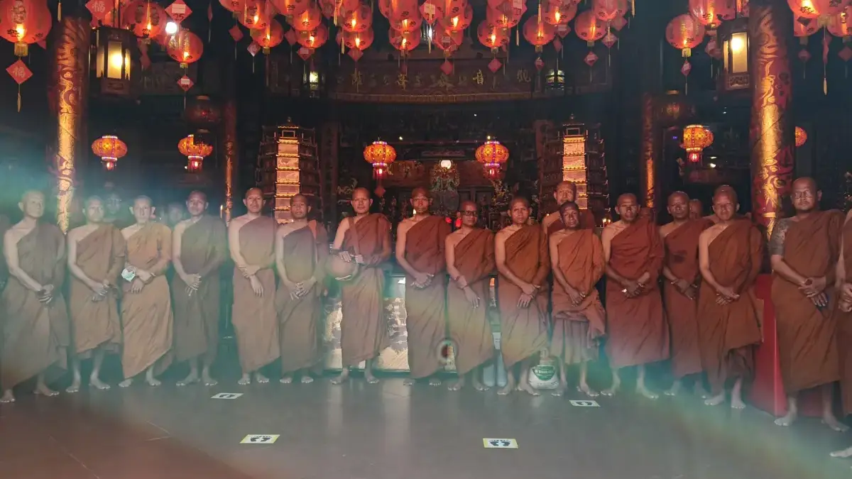 Bhikkhu atau Bhante yang melakukan ritual Thudong dari Thailand menuju Candi Borobudur di Magelang, Jawa Tenga