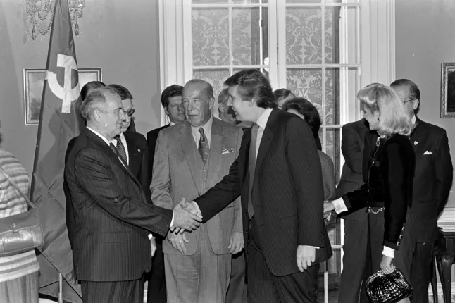 Trump dan mantan istrinya Ivana mengunjungi Gorbachev saat ia datang ke Amerika Serikat tahun 1987 (Gambar: Ge