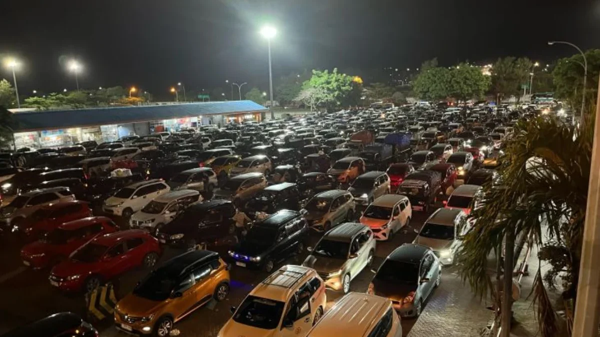 Penumpukan kendaraan pemudik yang menggunakan mobil pribadi dan bus di kantong parkir Pelabuhan Bakauheni, pad