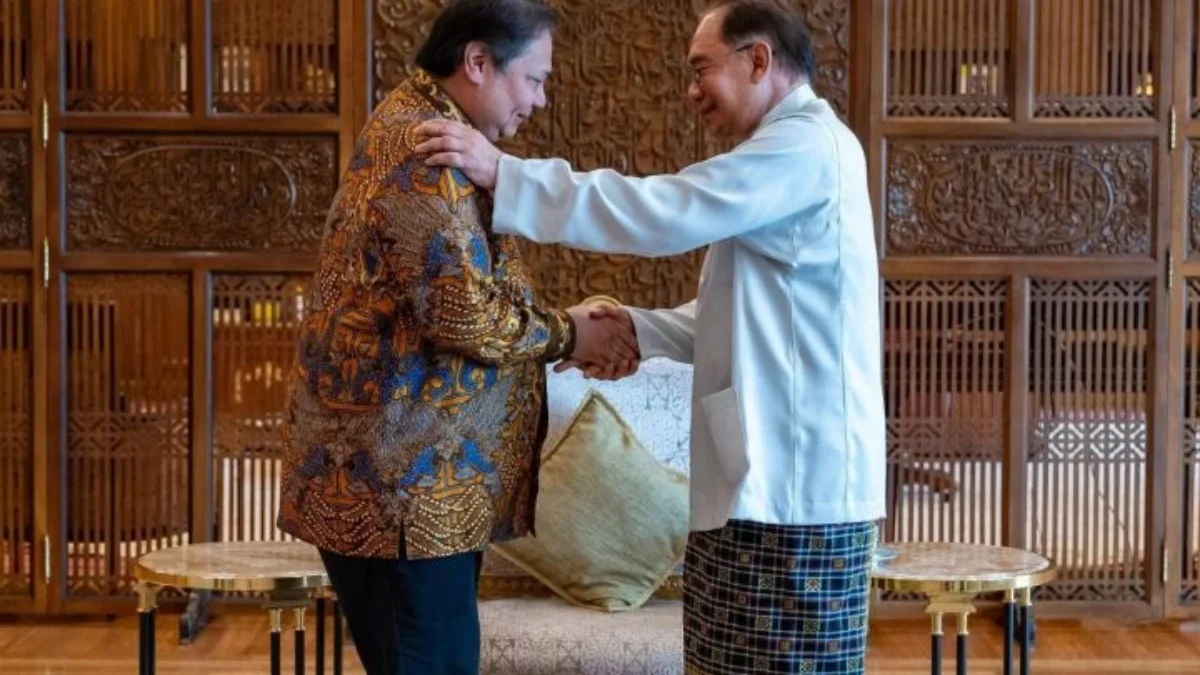 Menko Perekonomian Airlangga Hartarto saat PM Malaysia Datuk Seri Anwar Ibrahim di kantornya di Putrajaya. (Fo