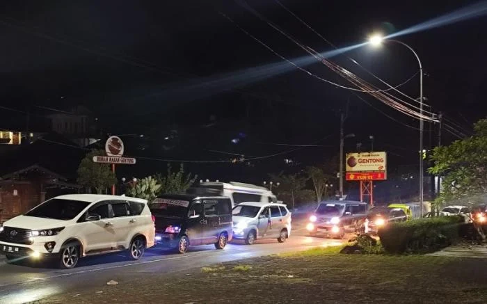 Jalur Gentong Tasikmalaya pada Jumat (4/4/2025) malam mengalami kemacetan panjang dengan antrean kendaraan men