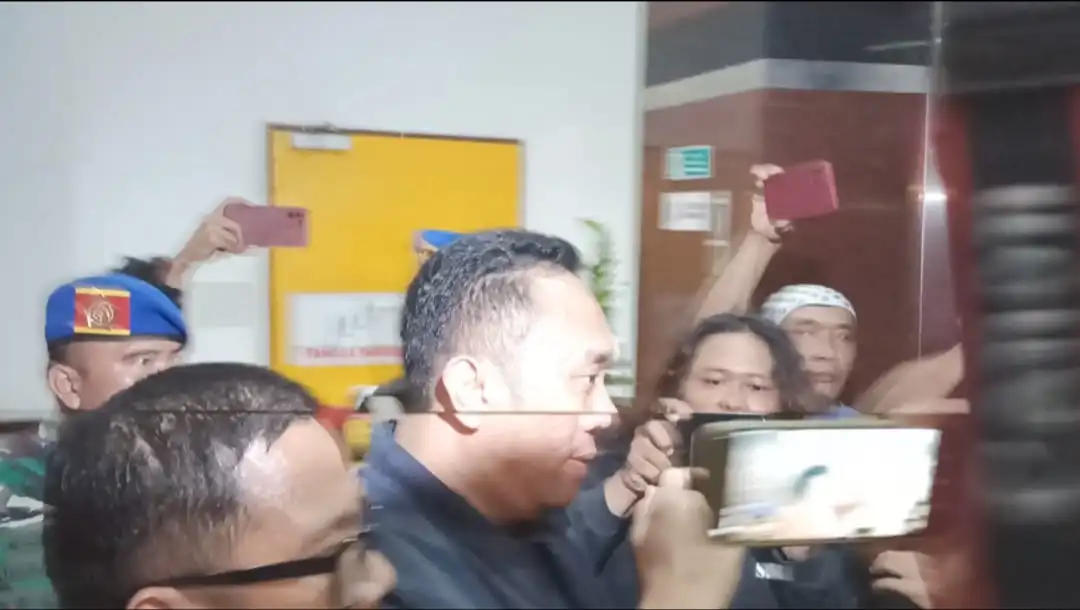 Hakim Heru Hanindyo saat digelandang masuk ke Gedung Kejati Jatim. (Foto: Iki)