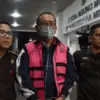 Direktur Pemberitaan JakTV Tian Bahtiar (tengah) dikawal petugas menuju mobil tahanan usai menjalani pemeriksa