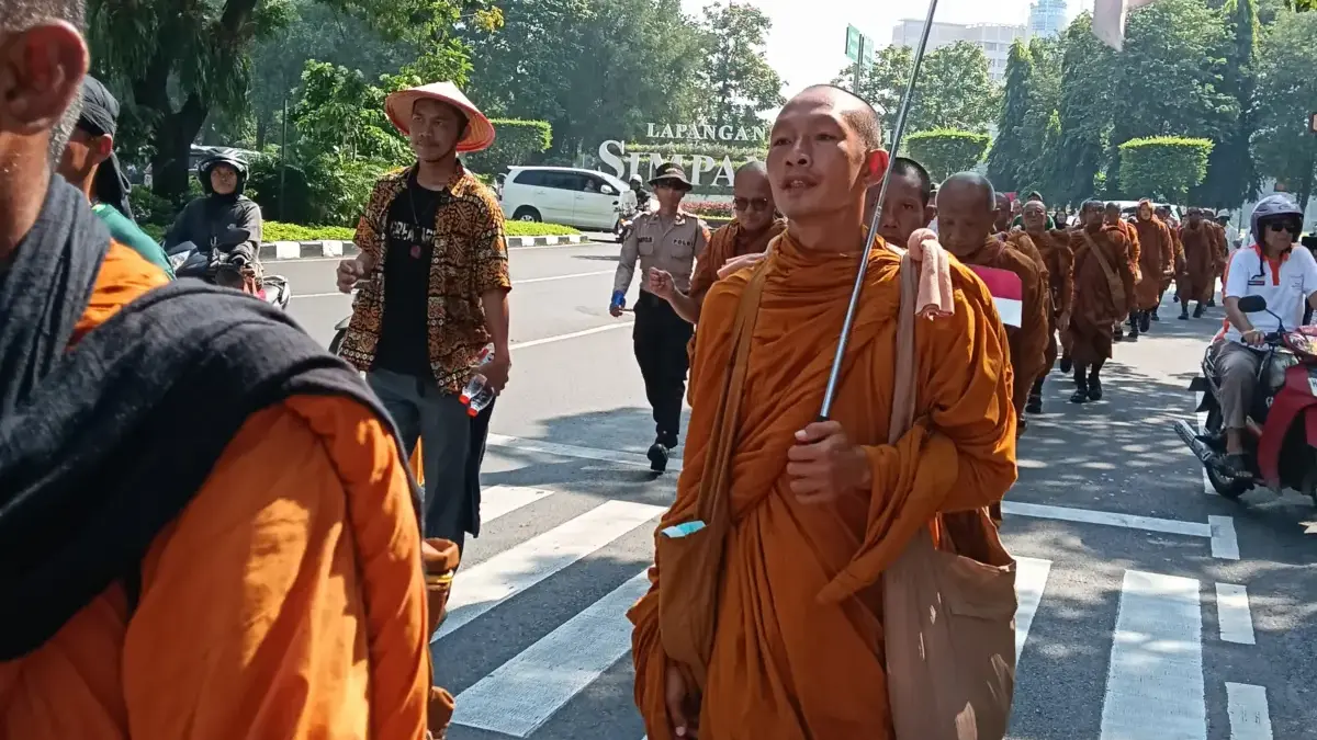 Sejumlah Bhikkhu Thudong berjalan kaki menyusuri jalan raya kota Semarang, Jawa Tengah, Rabu (7/5/2025)