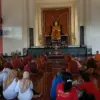 Para Bhiksu Thudong disambut hangat di Ruangan Dhammasala. Di ruangan itu, para bhiksu melakukan puja atau doa