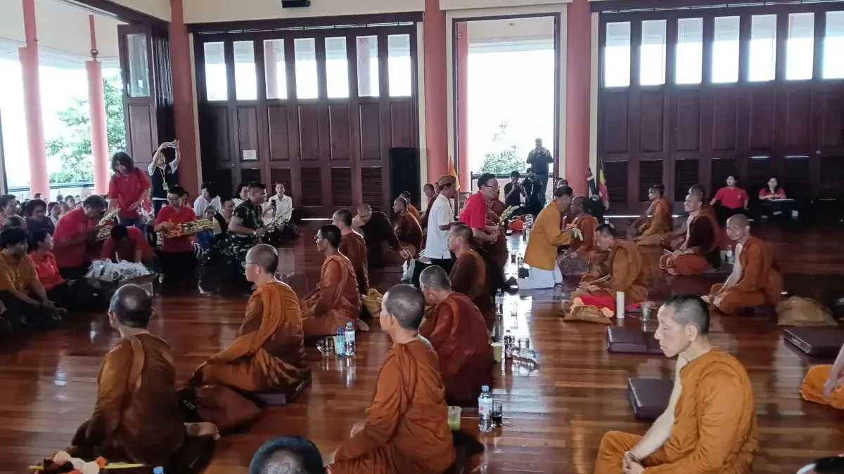 Sebanyak 38 Bhiksu Thudong disambut oleh ratusan umat Buddha di Vihara Watugong Semarang. Berbagai acara digel