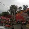 Vihara Avalokitesvara yang berwarna mencolok berada di puncak Gunung Kalong Ungaran