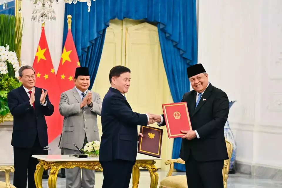 Gubernur Bank Indonesia (BI) Perry Warjiyo dan Gubernur People\'s Bank of China (PBOC) Pan Gongsheng, menandata