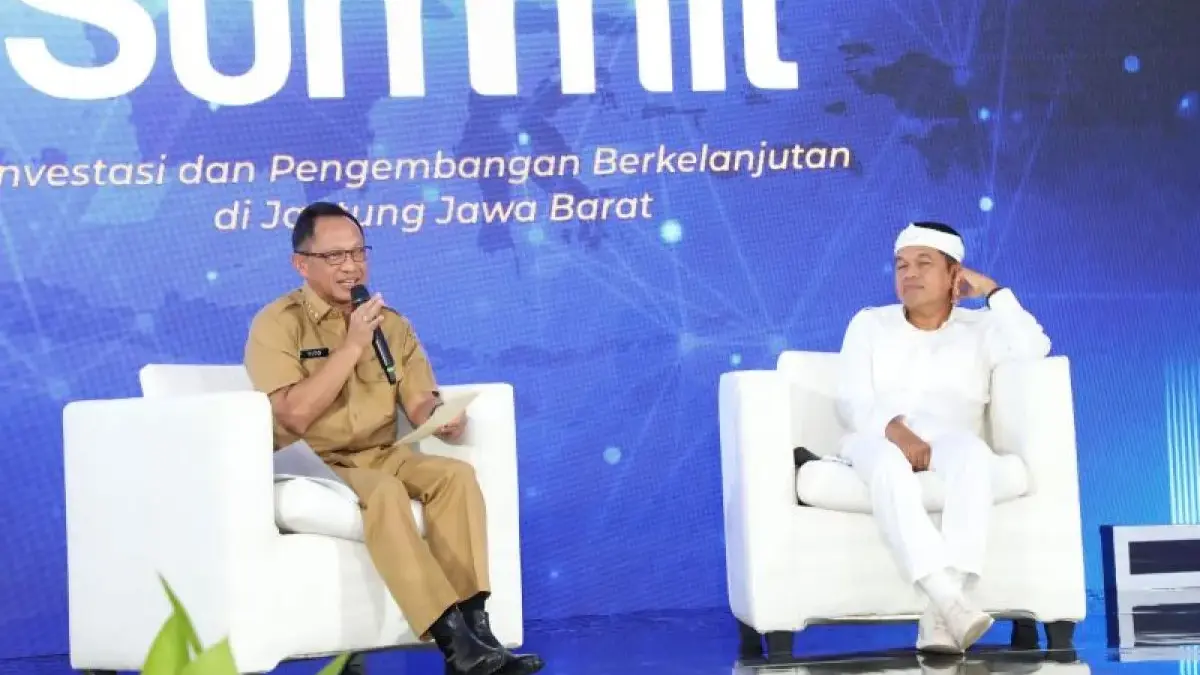 Mendagri Muhammad Tito Karnavian (kiri) bersama Gubernur Jabar Dedi Mulyadi (kanan) dalam diskusi bertajuk “In