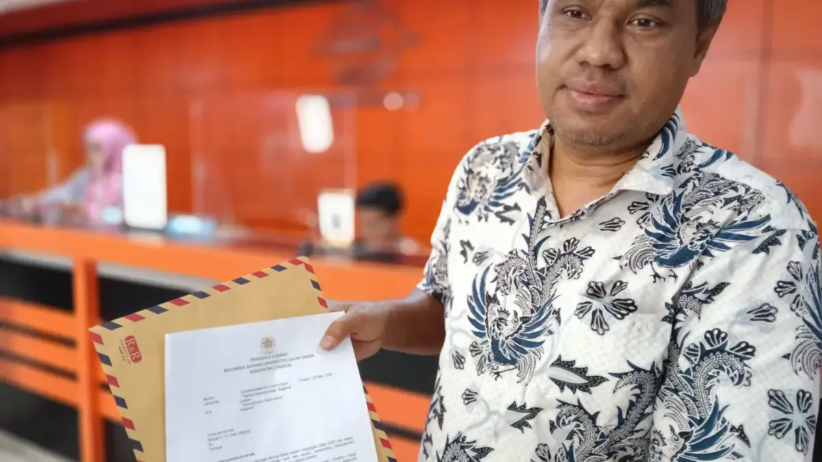 Ketua Kagama Cirebon Heru Subagia memperlihatkan surat yang dikirimkan ke mantan Presiden Jokowi di Kantor Pos