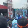 Peserta peringatan Hari Buruh Internasional (May Day) 2025 menyimak pidato Presiden Prabowo Subianto di Lapang
