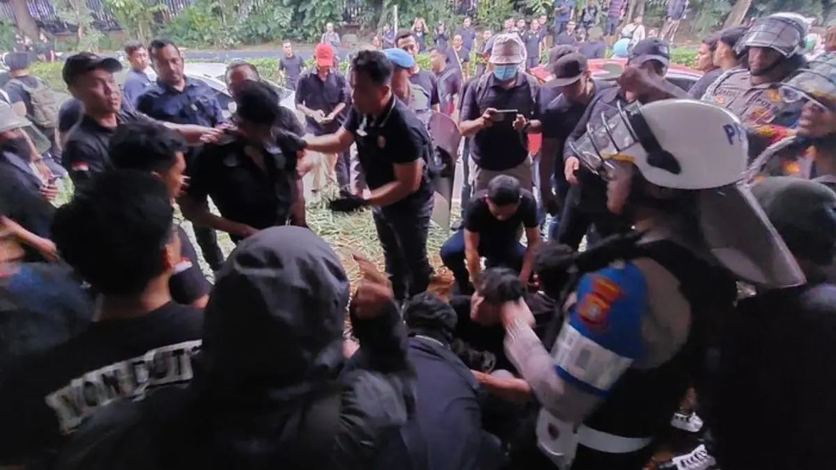Polda Metro Jaya mengamankan 13 orang diduga anarko yang diduga menyusup di aksi demo May Day 2025 di depan DP