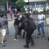 Tampak jurnalis Tempo, Jamal Abdun Nasr, menjadi korban brutalitas aparat kepolisian saat menjalankan meliput