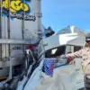 Petugas kepolisian saat menunjukkan dua kendaraan yang ringsek akibat kecelakaan di Tol Cisumdawu, Kabupaten S