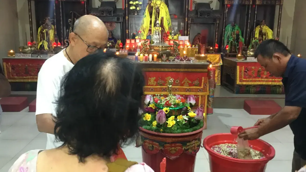Umat melakukan penyiraman patung Buddha yang dikenal dengan ritual Buddha Rupang di Vihara Buddha Sasana Cireb