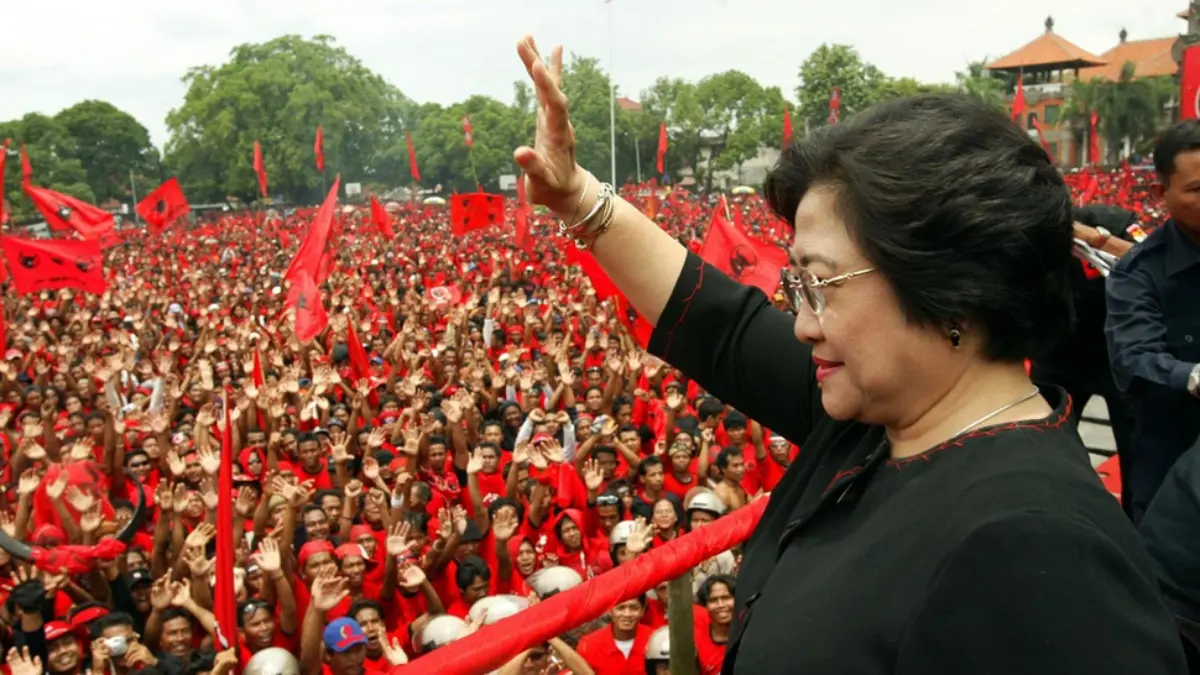 Ketua Umum PDIP Megawati Soekarnoputri melambaikan tangan kepada para pendukungnya ketika berkampanye di Giany