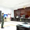 Terdakwa Kelasi Satu Jumran (berdiri kedua kiri) mendengarkan pembacaan surat dakwaan oleh Kepala Odmil III-15