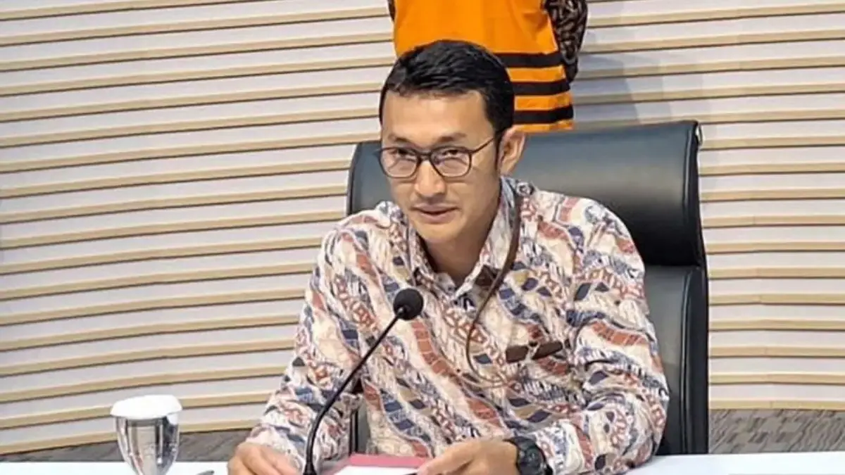 Anggota Tim Juru Bicara Komisi Pemberantasan Korupsi (KPK) Budi Prasetyo berikan keterangan kepada wartawan da