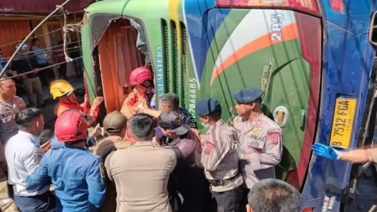 Kecelakaan bus ALS dari Medan tujuan Bekasi di Kota Padang Panjang, Sumatera Barat, Selasa (6/5/2025).