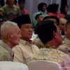 Presiden Prabowo Subianto (kiri) dan Wakil Presiden ke-6 RI Try Sutrisno (tengah) dalam acara Halalbihalal Pur