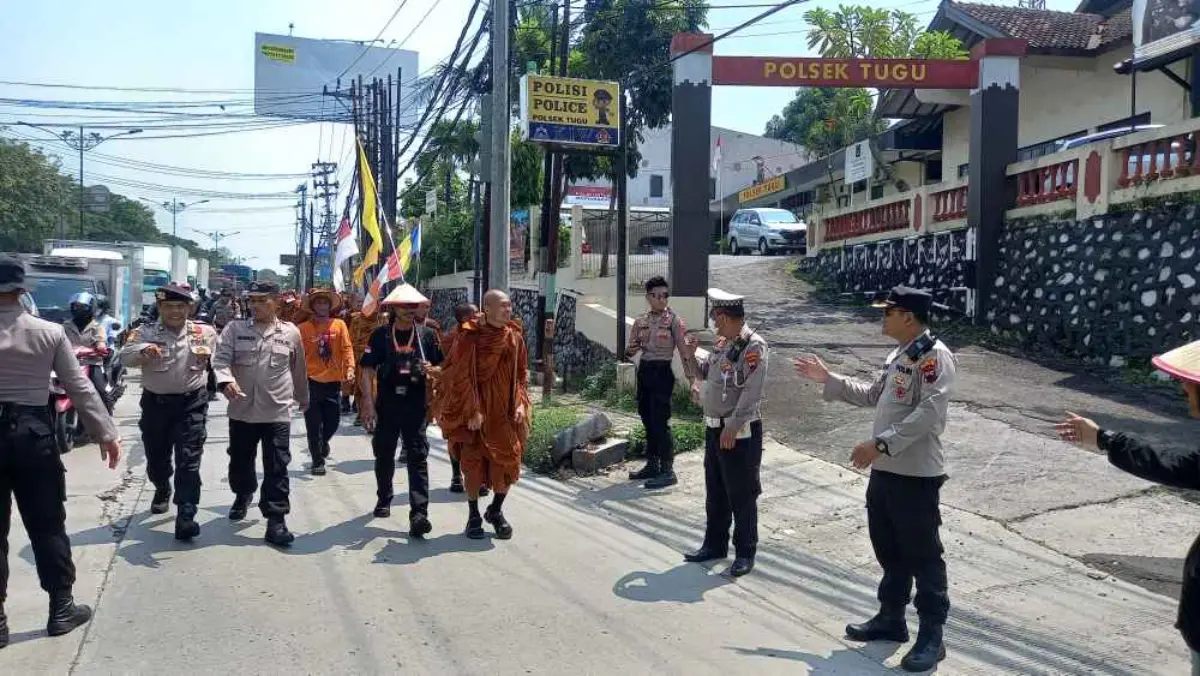 Perjalanan biksu thudong yang dikawal kepolisian saat melintas di Kota Semarang, Selasa (6/5/2025).