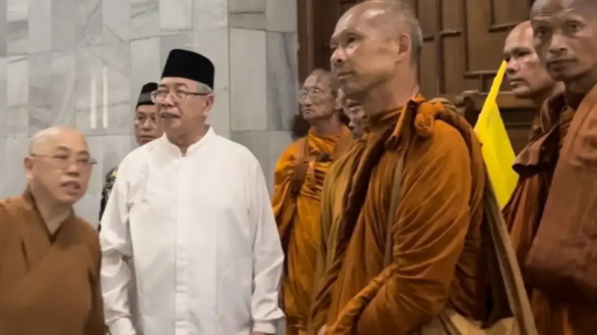 Bikkhu Thudong saat mengunjungi Masjid Agung Semarang Kauman, Selasa, 6 Mei 2025 sore. (Made Dinda Yadnya Swar