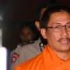 Tersangka yang terjerat OTT KPK selaku Bupati Cirebon Sunjaya Purwadi Sastra (kanan) dengan rompi tahanan meni