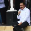Menteri Imigrasi dan Pemasyarakatan (Imipas) Agus Andrianto duduk di lantai saat berdiskusi dengan warga binaa