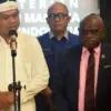 Menteri Hak Asasi Manusia (HAM) Natalius Pigai (kanan) bersama Gubernur Jawa Barat Dedi Mulyadi (kiri) memberi