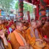 Puluhan Bikkhu Thudong tiba di Tempat Ibadah Tri Dharma (TITD) Liong Hok Bio Kota Magelang pada hari ini, Jum