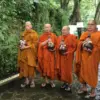Para Bikkhu mengambil air berkah Waisak di Umbul Jumprit, Ngadirejo, Kabupaten Temanggung, Minggu (11/5/2025)