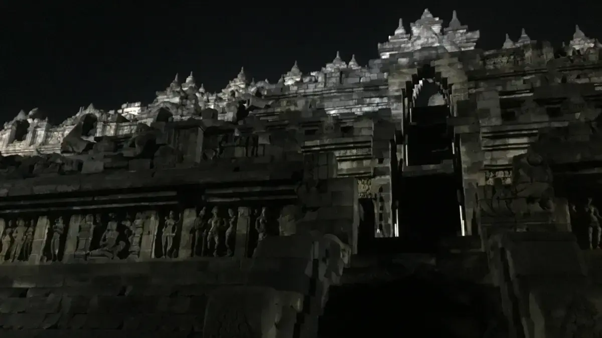 Candi Borobudur di malam hari