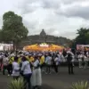 Umat Buddha merayakan Waisak di Candi Borobudur.